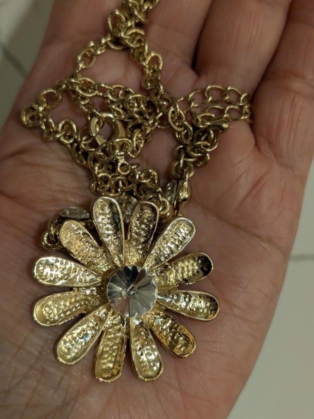 Vintage Large Gold Tone Daisy Pendant with Rhinestones Necklace (Ship Same day)